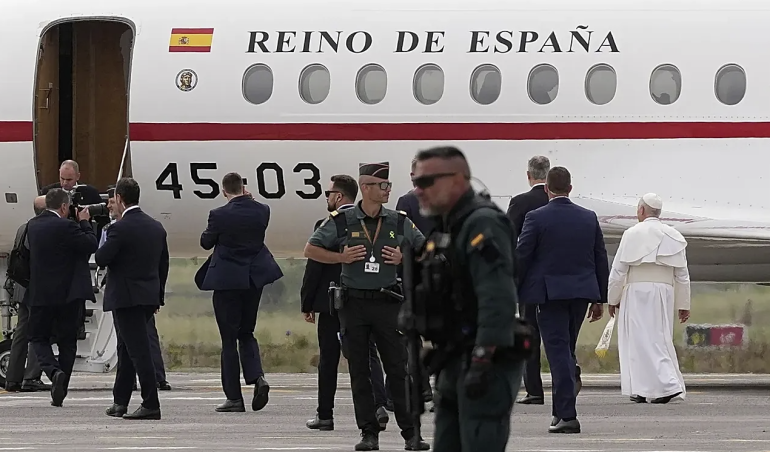 Pope returns to Rome on plane offered by Spanish king after technical glitch, Vatican says Pope returns to Rome on plane offered by Spanish king after technical glitch, Vatican says