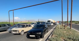Գյուղացիները փակել են Երևան–Երասխ ավտոճանապարհը և բողոքում են լոլիկի մթերման խնդիրներից (տեսանյութ) Գյուղացիները փակել են Երևան–Երասխ ավտոճանապարհը և բողոքում են լոլիկի մթերման խնդիրներից (տեսանյութ)
