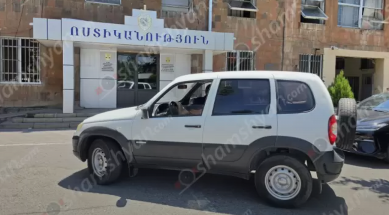  53-ամյա տղամարդուն երեք հոգով «BMW»-ով տեղափոխել են այլ վայր, ապա երեխաների ներկայությամբ ծեծի են ենթարկել