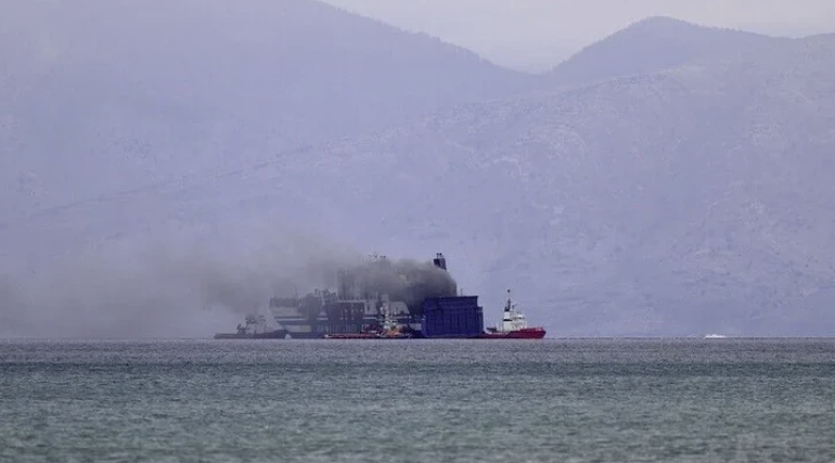 Британские ВМС сообщили об атаке на судно у берегов Омана Британские ВМС сообщили об атаке на судно у берегов Омана