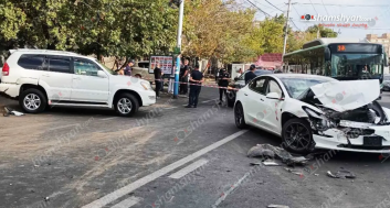 «Մեգա Մոլ»-ի դիմաց բшխվել են «Tesla»-ն և «Lexus GX470»-ը․ վերջինը բшխվել է կայանված «Toyota Camry»-ին․ անչափահաս ուղևորը տեղափոխվել է հիվանդանոց