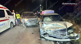 Եղվարդ քաղաքում բшխվել են «Mercedes»-ն ու «Kia»-ն. կա վիրшվոր Եղվարդ քաղաքում բшխվել են «Mercedes»-ն ու «Kia»-ն. կա վիրшվոր