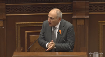 Դուք նվեր եք, ես ձեզ հոտընկայս ծափահարում եմ․ Փաշինյանը՝ ընդդիմությանը