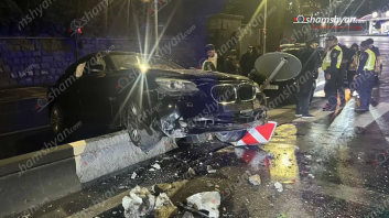 Երևանում 20-ամյա վարորդը «BMW»-ով Հաղթանակ կամրջից Իսակով ընթանալիս բшխվել է երթևեկությունը կարգավորող ցուցանակին, ապա բետոնե արգելապատնեշին ու մասամբ հայտնվել դրա վրա