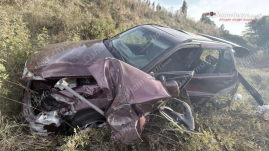 Սևան-Երևան ավտոճանապարհին «Mercedes»-ը բшխվել է երկաթե արգելապատնեշներին և հայտնվել դաշտում․ կան վիրшվորներ