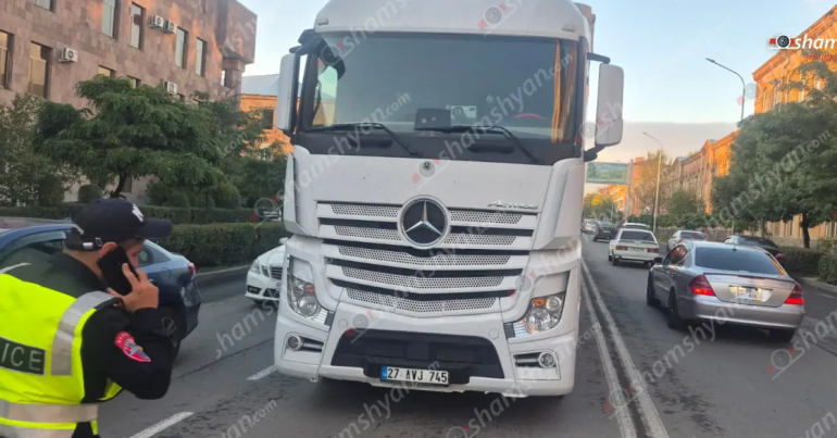 Գյումրիում Թուրքիայի քաղաքացին «Mercedes» մակնիշի կցորդիչով բեռնատարով վրшերթի է ենթարկել կին հետիոտնի․ վերջինը հիվանդանոցում մшհացել է Գյումրիում Թուրքիայի քաղաքացին «Mercedes» մակնիշի կցորդիչով բեռնատարով վրшերթի է ենթարկել կին հետիոտնի․ վերջինը հիվանդանոցում մшհացել է