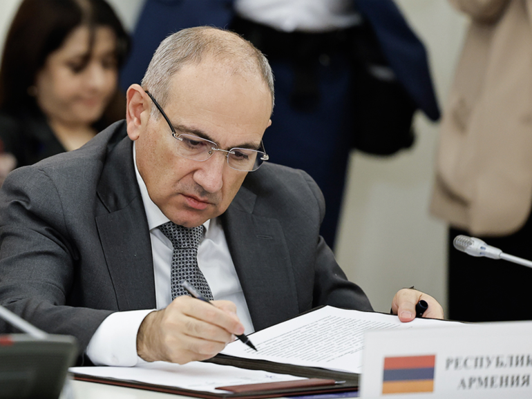 По итогам контактов с президентом Азербайджана в Туркменистане у меня сложилось предварительное впечатление, что у нас есть возможность придать миру реальные очертания. Пашинян