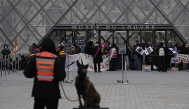 Protesters block access to Louvre museum in Paris in support of demonstrations Protesters block access to Louvre museum in Paris in support of demonstrations
