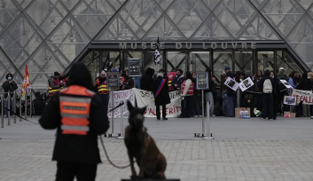 Protesters block access to Louvre museum in Paris in support of demonstrations Protesters block access to Louvre museum in Paris in support of demonstrations