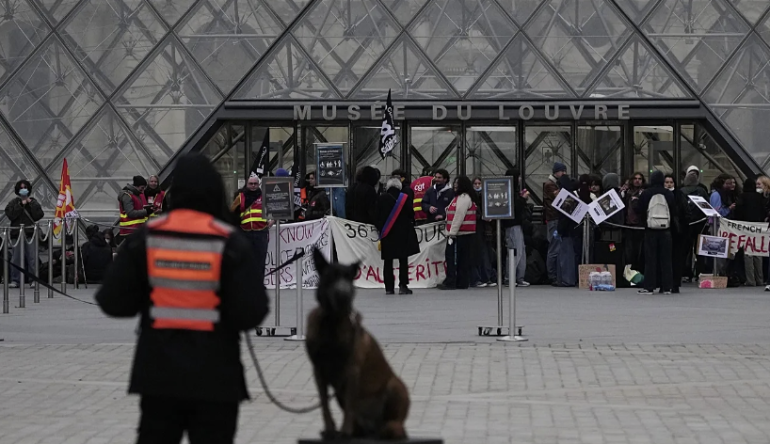 Protesters block access to Louvre museum in Paris in support of demonstrations