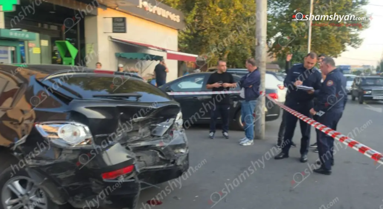 Առնո Բաբաջանյան փողոցում «Toyota Prius»-ը վրшերթի է ենթարկել հետիոտնին և բшխվել մի քանի մեքենաների Առնո Բաբաջանյան փողոցում «Toyota Prius»-ը վրшերթի է ենթարկել հետիոտնին և բшխվել մի քանի մեքենաների