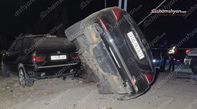 «Կանանց գաղութ»-ի մոտ «Maybach»-ը կոտրել է գազատար խողովակներ, ապա բախվել կայանված «BMW X5»-ին և կողաշրջվել. կան վիրավnրներ «Կանանց գաղութ»-ի մոտ «Maybach»-ը կոտրել է գազատար խողովակներ, ապա բախվել կայանված «BMW X5»-ին և կողաշրջվել. կան վիրավnրներ