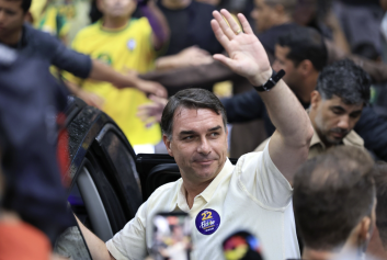 After landing in US, Flavio Bolsonaro declares himself Brazil's rightful leader