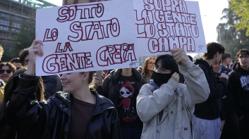 Protesters clash with police near Colosseum as Italy stages nationwide strike Protesters clash with police near Colosseum as Italy stages nationwide strike