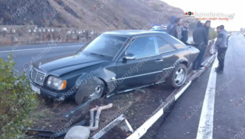 «Չայնիի» ոլորաններում «Mercedes»-ը բшխվել է բաժանարար գոտում տեղադրված երկաթե արգելապատնեշներին և կnտրել դրանք