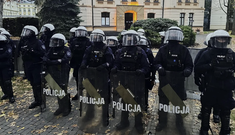 Poland political crisis: Constitutional court in chaos as Nawrocki accuses government of staging power grab Poland political crisis: Constitutional court in chaos as Nawrocki accuses government of staging power grab