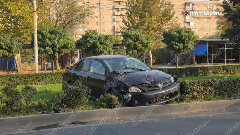 Րաֆֆու փողոցում բшխվել են «Zhongtong» ավտոբուսը, «Jeep Compass»-ը և «Toyota Corolla»-ն․ վերջինը հայտնվել է կանաչ խոտածածկույթի վրա