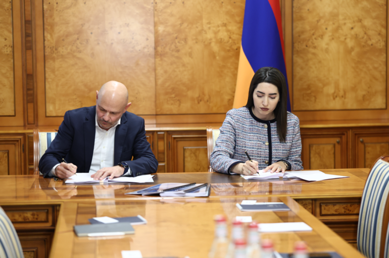 Հայաստանում կենսաչափական նոր համակարգի ներդրումն անցնում է գործառնական փուլ․ ՆԳ նախարարն ու «ՀայՓաս»-ի գլխավոր տնօրենը ստորագրել են հաշվետվությունը Հայաստանում կենսաչափական նոր համակարգի ներդրումն անցնում է գործառնական փուլ․ ՆԳ նախարարն ու «ՀայՓաս»-ի գլխավոր տնօրենը ստորագրել են հաշվետվությունը