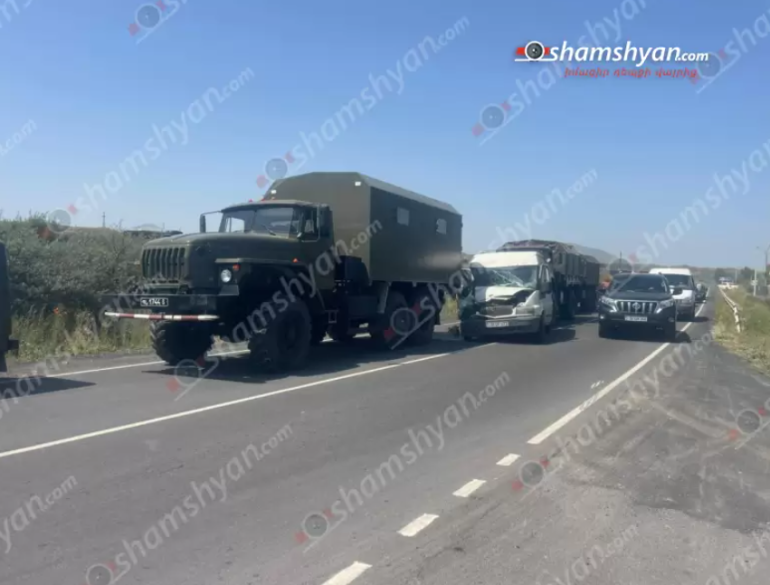Գեղարքունիքի մարզում։բախվել են «Ford Transit»-ը և ՀՀ ՊՆ հաշվեկշռում հաշվառված 2 «Ուրալ», 4 զինվորական տեղափոխվել է ԲԿ