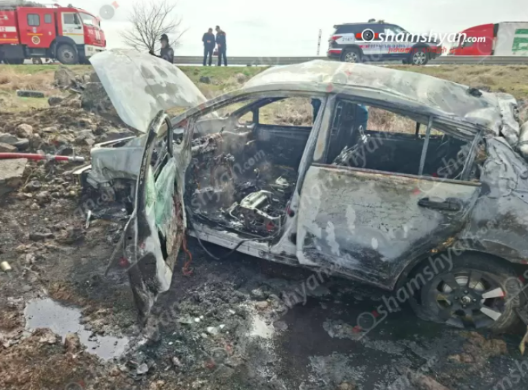 «Nissan Tiida»-ն դուրս է եկել երթևեկելի գոտուց և հայտնվել դաշտում, վթարի հետևանքով մեքենայում հրդեհ է բռնկվել, կա 2 տուժած