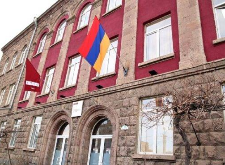 ՀՊՏՀ ռեկտոր Արմեն Գրիգորյանը բավարարել է Գյումրու մասնաճյուղի աշխատակիցների պահանջը և տնօրենի ժամանակավոր պաշտոնակատար է նշանակել Կարեն Պետրոսյանին