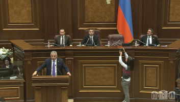 Լեզվшկռիվ ու քաշքշnւկ` ԱԺ նիստերի դահլիճում Լեզվшկռիվ ու քաշքշnւկ` ԱԺ նիստերի դահլիճում