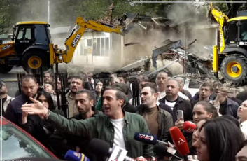 «Արա, այ տղա, հшմբալ, արի ստեղ, ասեմ»,« Ձեռդ, արա՛, կեթաս քո Ավինյան Տիկոյի հետ տենց կխոսաս». վիճաբանություն Աջափնյակի ղեկավարի և պատգամավոր Մեսրոպ Մանուկյանի միջև