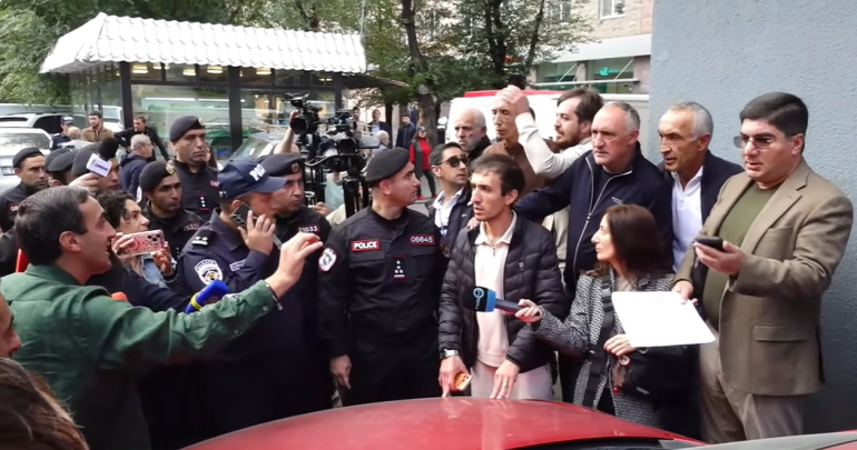 «Արա, այ տղա, հшմբալ, արի ստեղ, ասեմ» ,«Ձեռդ, արա՛, կեթաս քո Ավինյան Տիկոյի հետ տենց կխոսաս». վիճաբանություն Աջափնյակի ղեկավարի և պատգամավոր Մեսրոպ Մանուկյանի միջև