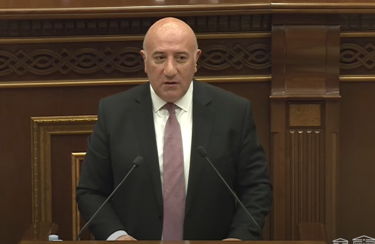 Օրական 1,700 դրամ աշխատավարձ չունենք բանակում. ՀՀ պաշտպանության նախարարի տեղակալը՝ Գեղամ Մանուկյանին (տեսանյութ) Օրական 1,700 դրամ աշխատավարձ չունենք բանակում. ՀՀ պաշտպանության նախարարի տեղակալը՝ Գեղամ Մանուկյանին (տեսանյութ)