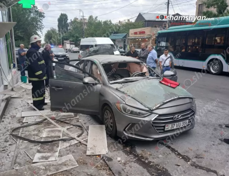 Տեսանյութ.Արտակարգ դեպք՝ Երևանում, պայթյnւն է տեղի ունեցել «Hyundai Elantra»-ում, կան տուժածներ