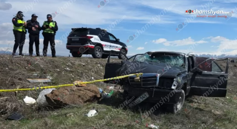 «Mercedes»-ը բախվել է ծառին, քարերին, հայտնվել երթևեկելի գոտուց դուրս. ամուսինները տեղափոխվել են հիվանդանոց