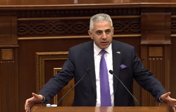 Թելադրություն ես ուզում գրես՝ գնա նստի ՔՊ խմբակցությանդ կեսի հետ թելադրություն գրի, տեսնեմ կարաս գրես. Ղազարյան