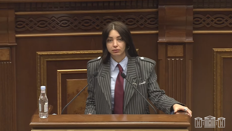 «Ցայտոտն»՝ «ցայտնոտ»-ի փոխարեն. ՔՊ-ական պատգամավորի լեզվական «վրիպակ»-ը՝ ԱԺ-ում (տեսանյութ)