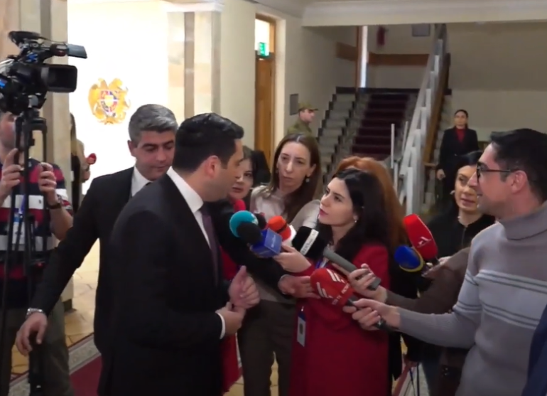 Դուք դուրս եկաք Ղարաբաղից, որովհետև անվտանգ չէր, չնայած կարելի էր մնալ ու պայքարել մինչև վերջ. Սիմոնյանը՝ արցախցի լրագրողին