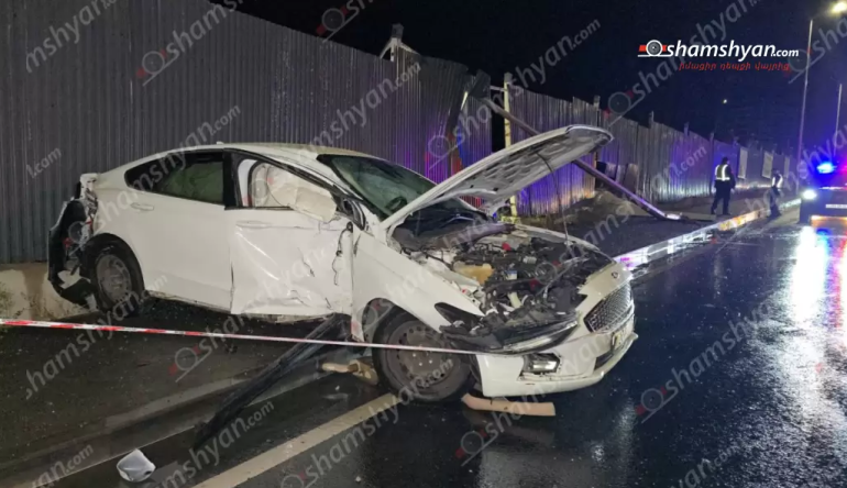 Երևանում «Ford Fusion»-ը կոտրել է էլեկտրասյունը և հայտնվել մայթին, կա տուժած