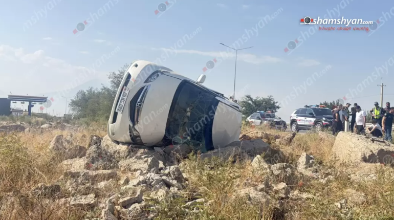 Մասիսում բախվել են «Toyota»-ն ու «Honda»-ն, վերջինն էլ բախվել է հողաթմբերին և կողաշրջված հայտնվել դաշտում