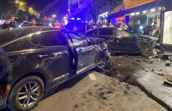 Ազատության պողոտայում բախվել են «Tesla»-ն ու 2 «Kia»-ները. կան վիրավորներ Ազատության պողոտայում բախվել են «Tesla»-ն ու 2 «Kia»-ները. կան վիրավորներ