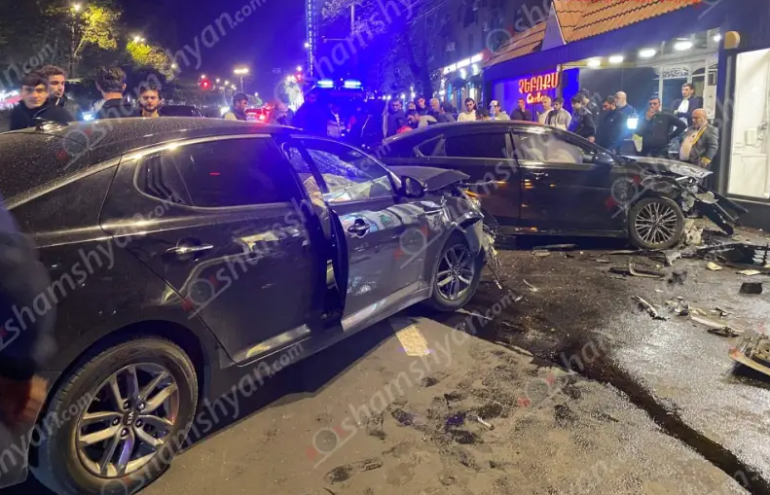 Ազատության պողոտայում բախվել են «Tesla»-ն ու 2 «Kia»-ն. կան վիրավորներ Ազատության պողոտայում բախվել են «Tesla»-ն ու 2 «Kia»-ն. կան վիրավորներ
