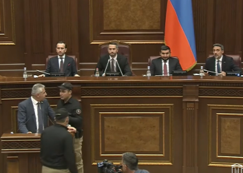 Ռուբինյանը կրկին անջատել է Էդգար Ղազարյանի խոսափողը և հրավիրել անվտանգության աշխատակիցներին Ռուբինյանը կրկին անջատել է Էդգար Ղազարյանի խոսափողը և հրավիրել անվտանգության աշխատակիցներին