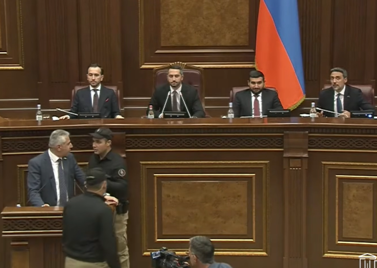 Ռուբինյանը կրկին անջատել է Էդգար Ղազարյանի խոսափողը և հրավիրել անվտանգության աշխատակիցներին Ռուբինյանը կրկին անջատել է Էդգար Ղազարյանի խոսափողը և հրավիրել անվտանգության աշխատակիցներին