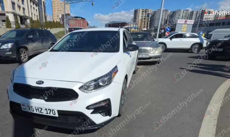 Երևանում բախվել են «Mercedes» և «Kia» մակնիշի ավտոմեքենաները