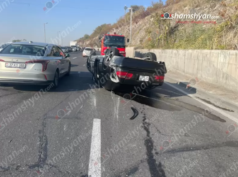 Երևանում «Mercedes»-ը բախվել է բազալտե եզրաքարին և գլխիվայր շրջվել