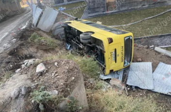 Երևանում ավտոբուսի կողաշրջվելու պատճառը նեղ ճանապարհն է եղել ու դիմացից եկող մարդատար մեքենան. վարորդը մանրամասներ է հայտնել Երևանում ավտոբուսի կողաշրջվելու պատճառը նեղ ճանապարհն է եղել ու դիմացից եկող մարդատար մեքենան. վարորդը մանրամասներ է հայտնել