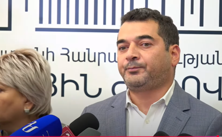 Ասում էինք՝ գնացե՛ք, բանակցե՛ք ադրբեջանցիների հետ, բայց ոչ վերջում հասցրեք այն աստիճանի, որ Եվլախում Արցախի լուծարում ստորագրեք. Հրաչյա Հակոբյանը՝ արցախցի լրագրողին Ասում էինք՝ գնացե՛ք, բանակցե՛ք ադրբեջանցիների հետ, բայց ոչ վերջում հասցրեք այն աստիճանի, որ Եվլախում Արցախի լուծարում ստորագրեք. Հրաչյա Հակոբյանը՝ արցախցի լրագրողին