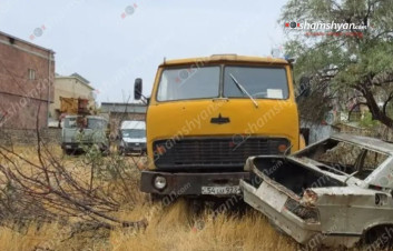 Երևանում «MAZ» բեռնատարը վրшերթի է ենթարկել տղամարդուն և առաջ ընթանալով բшխվել կայանված վիճակում գտնվող խոտանված մեքենային․ բժիշկներն արձանագրել են նրա մաhը