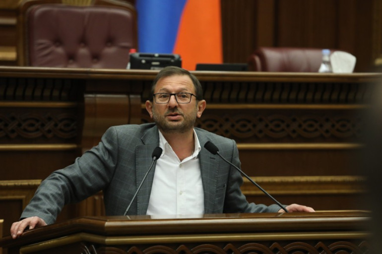Մեկ օրվա համար պատգամավորին հատկացվում է 22,000 դրամ, պարեկին՝  11,000 դրամ, իսկ մարտական հերթապահություն իրականացնող զինվորին՝ 1,700 դրամ. Գեղամ Մանուկյան (տեսանյութ)