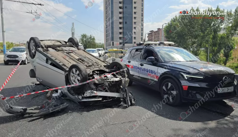 Բուսաբանական այգու մոտ «Nissan Versa»-ն բախվել է կամրջի պատնեշներին և գլխիվայր շրջվել, կա տուժած
