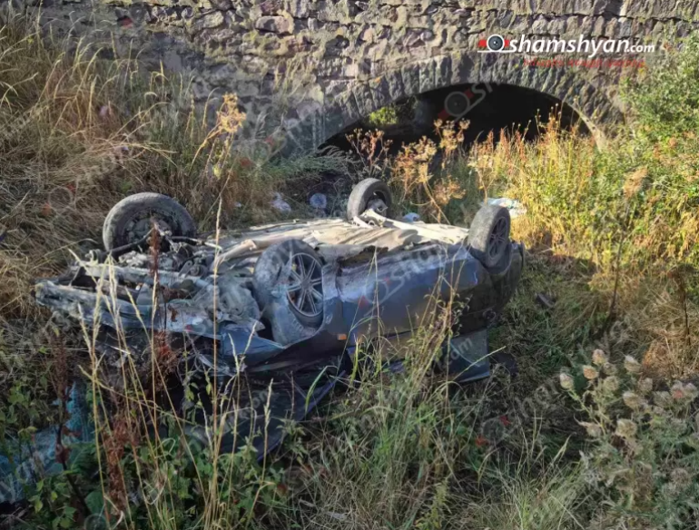 Սպիտակ-Գյումրի ճանապարհին «Լադա»-ն բախվել է կամրջի բետոնե արգելապատնեշներին և գլխիվայր հայտնվել ձորում, կան տուժածներ