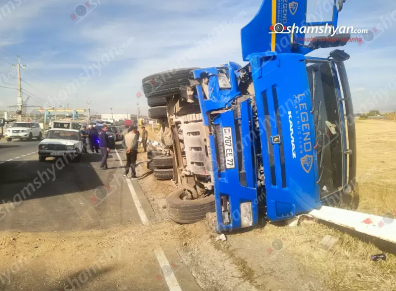 Նոր Հաճնի կամրջի հարևանությամբ բախվել են «ՎԱԶ 2107»-ը ու հողով բարձված «Կամազ»-ը, վերջինը կողաշրջվել է