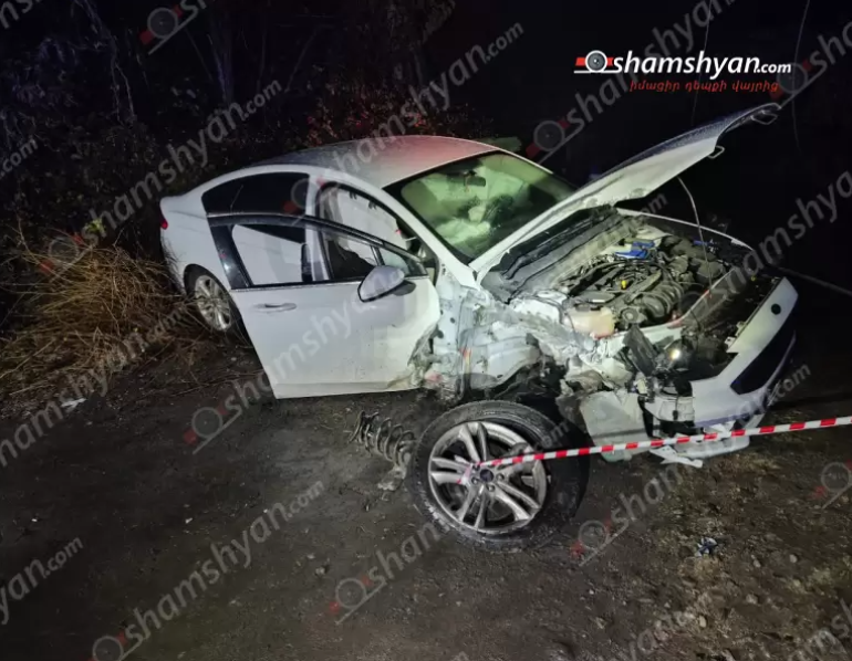 Նուբարաշենում «BMW»-ն դուրս է եկել երթևեկելի գոտուց, բախվել բետոնե հենապատին ու էլեկտրասյանը